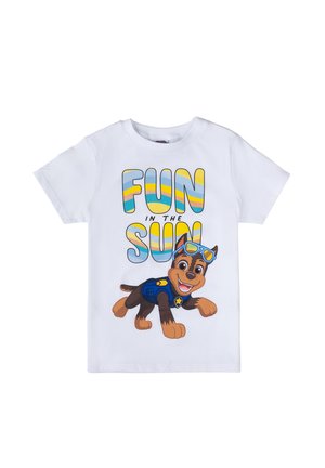 T-shirt bianca in cotone con un cane cartoon con occhiali da sole, testo stampato "DIVERTIMENTO AL SOLE" e dettagli a righe colorate.