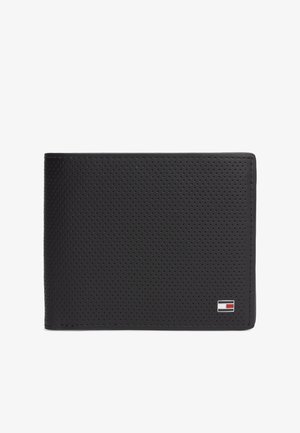 Portafoglio in pelle nera traforata di forma rettangolare con un piccolo logo rosso, bianco e blu nell'angolo in basso a destra su sfondo bianco.