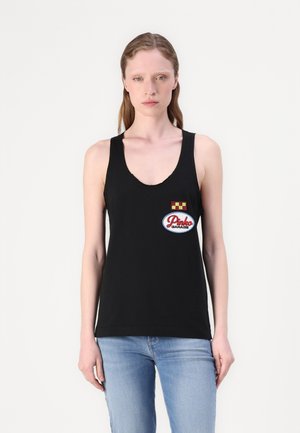 Zwarte mouwloze tanktop met een diepe halslijn, voorzien van een kleurrijk "Pinko Garage" logo en een geruite accentpatch op de borst.