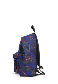 Sac à dos en tissu bleu avec un motif de feuilles vibrantes en vert, rouge et noir. Comprend des bretelles ajustables et une poche latérale.