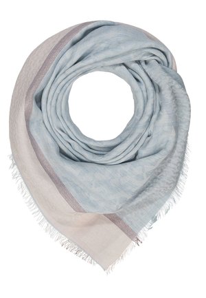 Lichtblauwe en beige sjaal met subtiel geometrisch patroon en franjes aan de randen, opgevouwen in een cirkelvorm op een witte achtergrond.