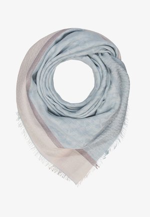 Bufanda azul claro y beige con un sutil patrón geométrico y bordes con flecos, doblada en forma circular sobre un fondo blanco.