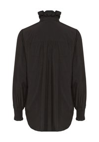 Blouse noire à manches longues, col haut à volants, détails à plis sur le dos et poignets froncés. Tissu lisse avec un léger éclat.