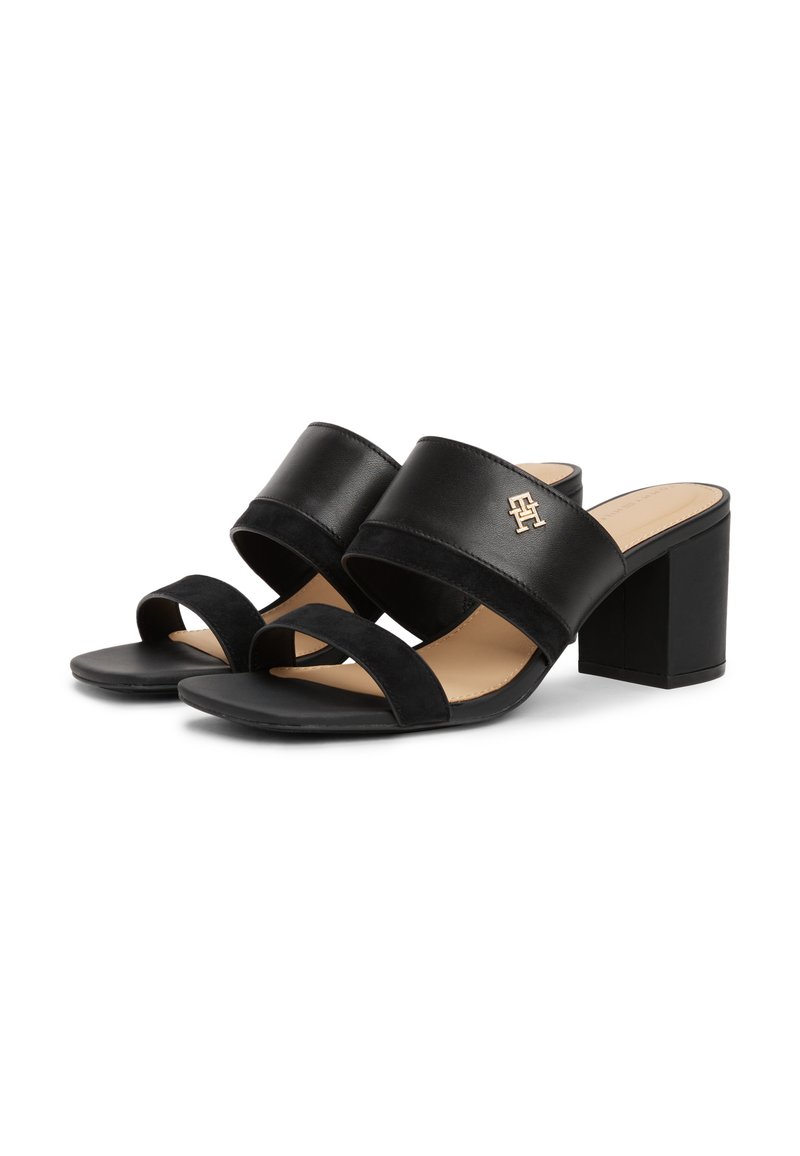 Schwarze Blockabsatzsandalen aus Leder und Wildleder mit breiten Riemen und peep-toe Design, verziert mit einem goldenen Logosticker auf dem Obermaterial.