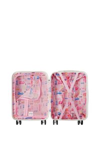 Maleta rígida con exterior blanco. El interior tiene un forro rosa con logotipos y patrones multicolores de "Barbie". Incluye un bolsillo de malla y correas.