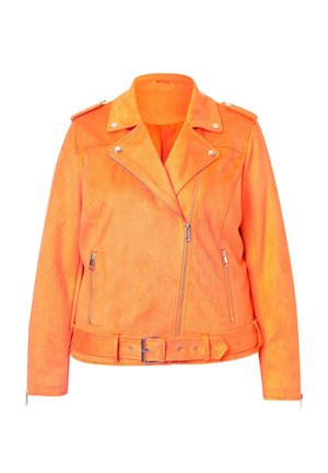 Helle orangefarbene Kunstleder-Bikerjacke mit taillierter Gürtelschließe, Schulterklappen und Reißverschluss-Taschen. Silberne Hardware-Akzente runden das Design ab.