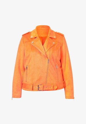 Giacca biker in finta suede arancione brillante con vita cintata, spalline e tasche con zip. Gli accenti in metallo argentato completano il design.