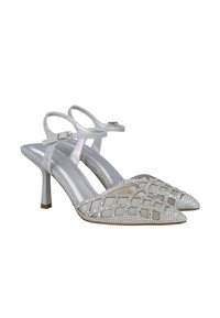 Sandalias de tacón alto plateadas con correas ajustables en el tobillo, punta afilada y un diseño de malla entrecruzada decorado con rhinestones.