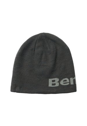 Ciemnoszara dzianinowa czapka typu beanie z częściowym jasnoszarym napisem "Ben" widocznym w pobliżu dolnej krawędzi na białym tle.