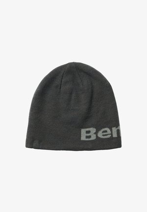 Ciemnoszara dzianinowa czapka typu beanie z częściowym jasnoszarym napisem "Ben" widocznym w pobliżu dolnej krawędzi na białym tle.