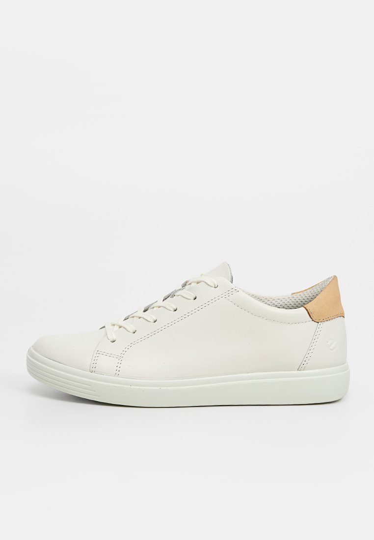 Weiße, niedrig geschnittene Ledersneaker mit beigem Fersenpatch, Schnürverschluss und flacher Gummisohle auf einem schlichten hellen Hintergrund.