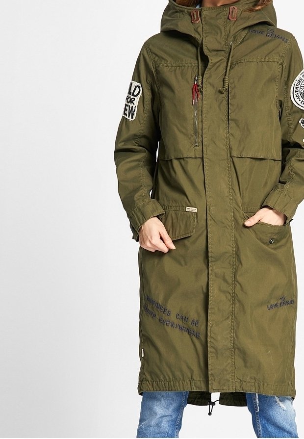 Olivgrön lång jacka med huva, med fickor och broderad text. Tillverkad av hållbart material med rak skärning och justerbara element.