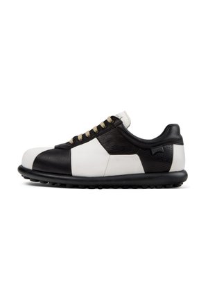Lædersneakers med et sort og hvidt farveblokdesign, rund tå, flade snørebånd og en sort gummisål med små nubs.