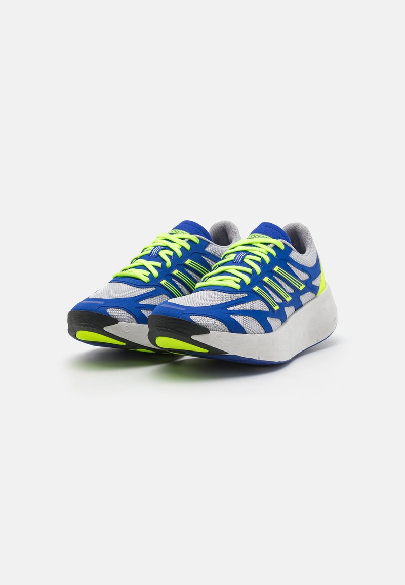 Scarpe da corsa blu e grigie con lacci e dettagli verde fluo. Parte superiore in rete, design leggero e suola spessa e ammortizzata per il comfort.