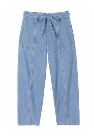 Pantaloni largi din denim albastru deschis cu talie ajustabilă cu șnur, prevăzuți cu buzunare aplicate și detalii cusute de-a lungul picioarelor.