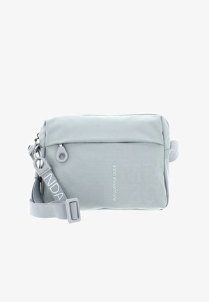Sac gris clair en tissu texturé, doté d'une fermeture éclair, d'une bandoulière réglable et d'un logo embossé sur le côté.