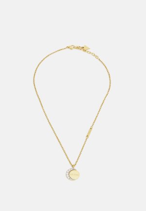 Collana in tonde oro con una delicata catena e un pendente circolare caratterizzato dalla scritta incisa "GUESS" e cristalli trasparenti lungo un bordo.