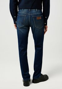Wrangler TEXAS  - Vaqueros rectos - fog