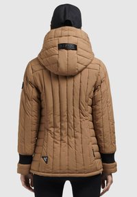 Bruin gewatteerd pufferjack met capuchon, geribbelde manchetten en een logopatch op de rug. Zachte textuur met verticale naden voor een gestructureerde uitstraling.