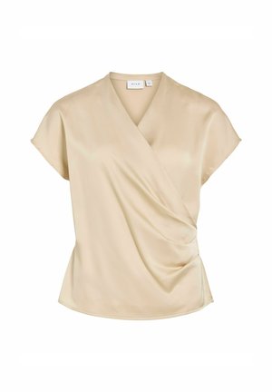 Beige kortærmet damebluse med V-hals og omslagsfront, der viser bløde, draperede stofdetaljer.