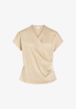 Beige kortærmet damebluse med V-hals og omslagsfront, der viser bløde, draperede stofdetaljer.
