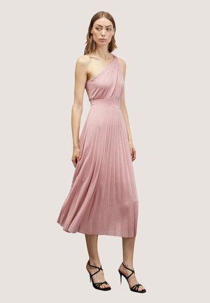 Faltendes, einseitiges, knielanges Kleid aus zartem rosa Stoff. Verfügt über eine taillierte Taille und einen fließenden Rock. Wird mit schwarzen Riemchenabsätzen getragen.