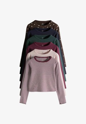 Sechs langärmelige Pullover mit Rundhalsausschnitt in einem vertikalen Stapel, mit Streifen, uni und Tupfen in erdigen und gedeckten Tönen.