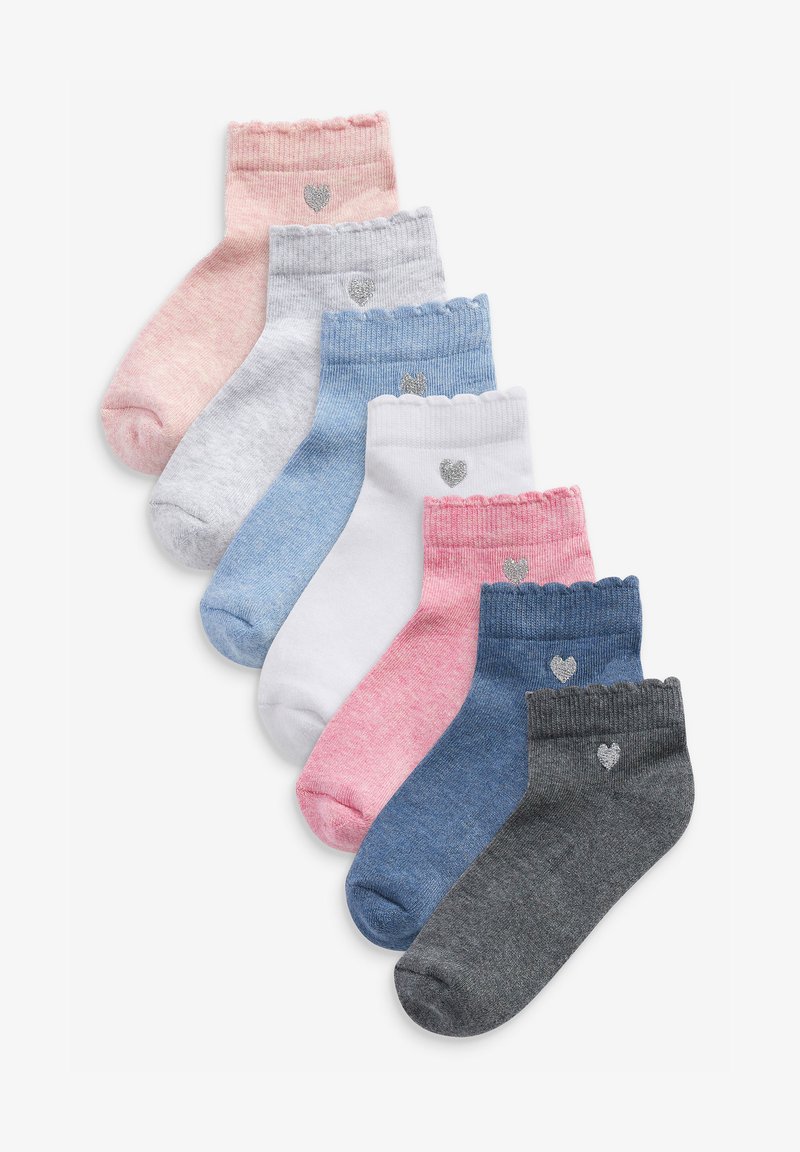Sept paires de chaussettes de cheville en rose, gris, bleu et blanc, avec des bords festonnés et des accents en forme de cœur argenté sur chaque chaussette.