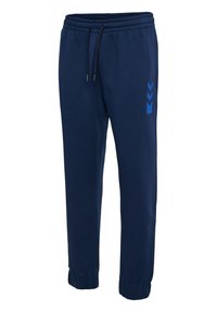 Marina byxor gjorda av mjukt tyg, med resårmidja och dragsko, avslutade benslut och blå chevronmönsteraccenter.