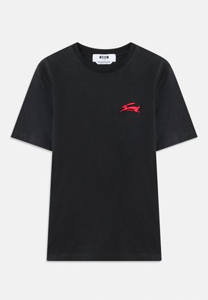T-shirt en coton noir avec un col rond et des manches courtes. Présente un petit logo rouge brodé sur la poitrine pour apporter une touche de détail.
