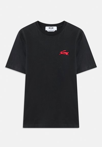 Sort bomulds t-shirt med rund hals og korte ærmer. Har et lille rødt broderet logo på brystet som detalje.