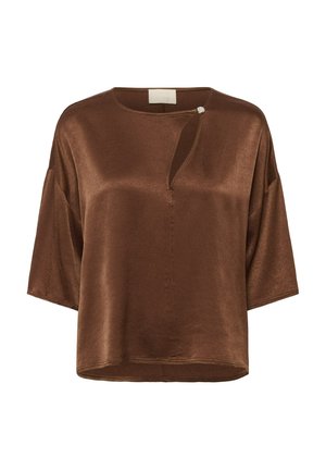 Pruun satiintopp, millel on vabalt langev lõige, langevad õlavarrevarrukad ja pehme küljeslõige. Kaunistuseks on kaeluse lähedal dekoratiivne nupp.