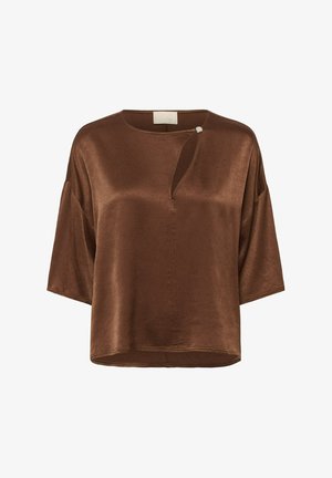 Top en satin marron avec coupe ample, manches à épaule déchue et une fente latérale subtile. Présente un accent bouton décoratif près de l'encolure.