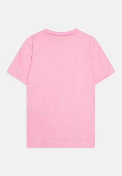 Camiseta de manga corta en algodón rosa claro, con escote redondo y un diseño liso, corte recto y dobladillo cosido.