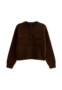 Brązowy, dziany kardigan z okrągłym dekoltem, przednim zapięciem na guziki oraz dwiema kieszeniami na piersi z klapami na guziki. Teksturowana wełniana tkanina.
