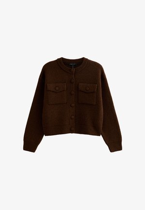 Bruine gebreide cardigan met een ronde halslijn, knoopsluiting aan de voorkant en twee borstzakken met knoopflappen. Getextureerde wollen stof.