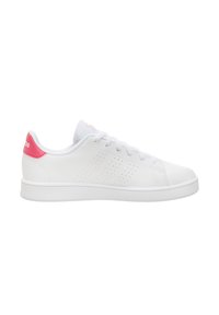 Zapatilla blanca con acentos rosas, hecha de material sintético suave. Presenta un diseño lateral perforado y una suela de goma plana.