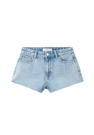 Short en jean bleu clair avec bouton devant, passants de ceinture, poches avant et poche monnaie, et motif en strass sur les côtés.