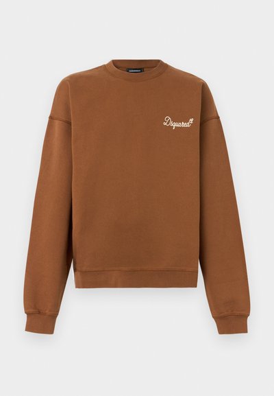 Bruine sweatshirt met lange mouwen, geribbelde manchetten en zoom, met kleine witte tekst "Dsquared²" op de linkerborst.