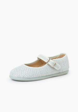 Chaussure Mary Jane tissée gris clair avec une bride à boucle argentée et une semelle souple, adaptée pour un usage quotidien.