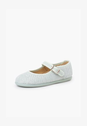 Chaussure Mary Jane tissée gris clair avec une bride à boucle argentée et une semelle souple, adaptée pour un usage quotidien.
