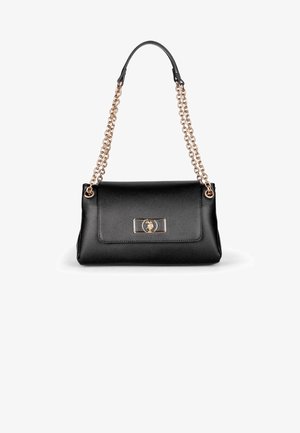 Sac à main en simili cuir noir avec une forme structurée, doté d'une chaîne en métal doré et d'un emblème doré sur le rabat avant.
