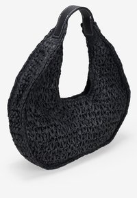 Bolso negro trenzado con una forma curva de hobo. Presenta una superficie texturizada y un detalle de costura en el mango en contraste. Adecuado para uso casual.