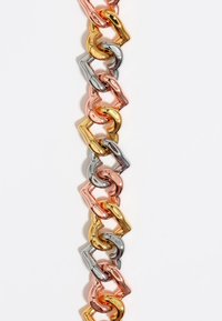 Collar de eslabones de metal que presenta un patrón alternado de enlaces en rosa, oro y plata, con un acabado brillante y forma geométrica.