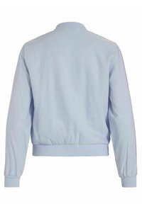 Veste bomber bleu clair à manches longues avec col, poignets et taille côtelés, vue de dos sur fond blanc.