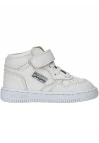 Witte leren hoge sneaker met een klittenbandsluiting, veters, gestructureerde panelen en een rubberen zool. Heeft een klein logo aan de zijkant.
