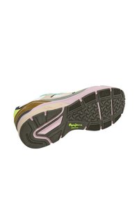 Mitmevärviline treeningjalatsi välistald, millel on tekstureeritud must ja hall kummipõhi, roosade ja roheliste aktsentidega ning logo detail.