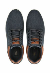 Sneakers in denim blu con dettagli in pelle marrone. Presentano lacci rotondi, colletto imbottito e suole in gomma bianca. Logo del brand visibile all'interno.