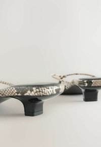 Python-mustrilised kontsakingad, millel on stiilne hall-must värviskeem, kumer talla ja madal plokkkonts, mis tagab stabiilsuse.