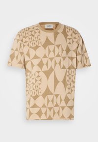 Beige Baumwoll-T-Shirt mit einem geometrischen Muster in Creme und zarten grünen Akzenten. Klassischer Rundhalsausschnitt und kurze Ärmel.